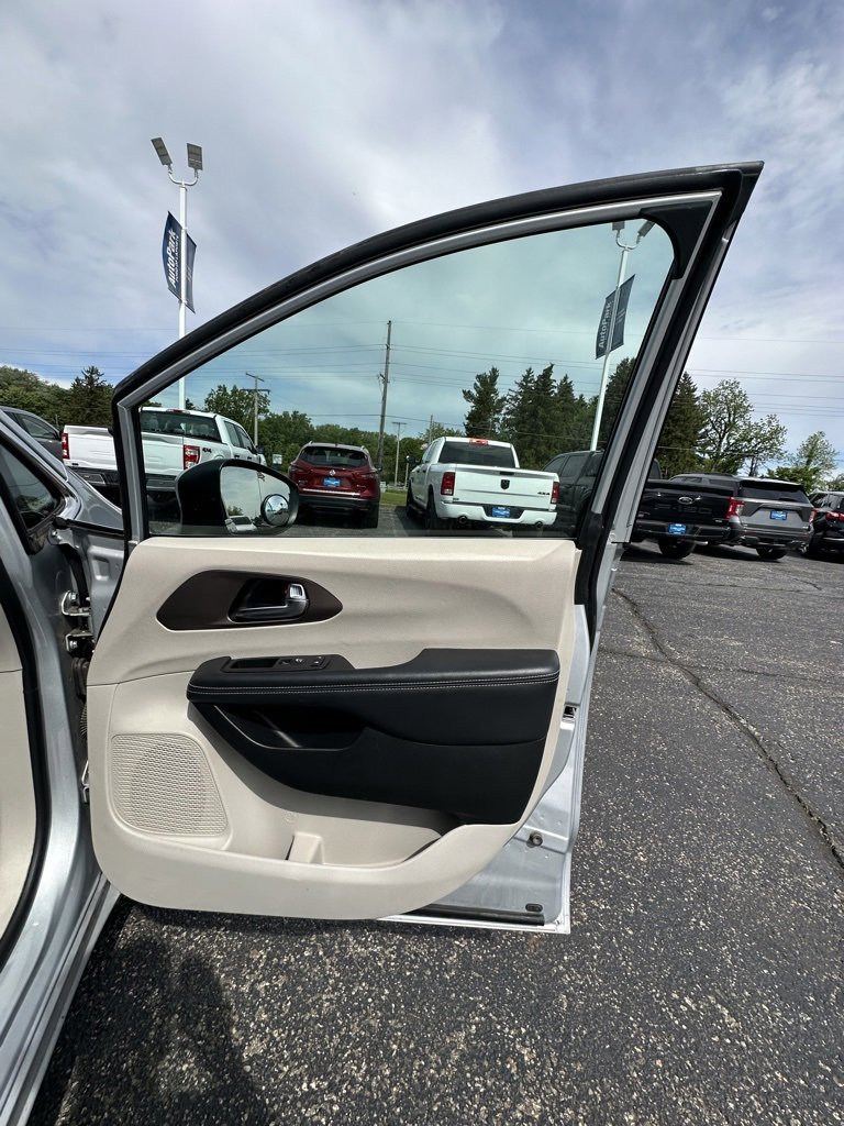 Used 2023 Chrysler Voyager LX image 18