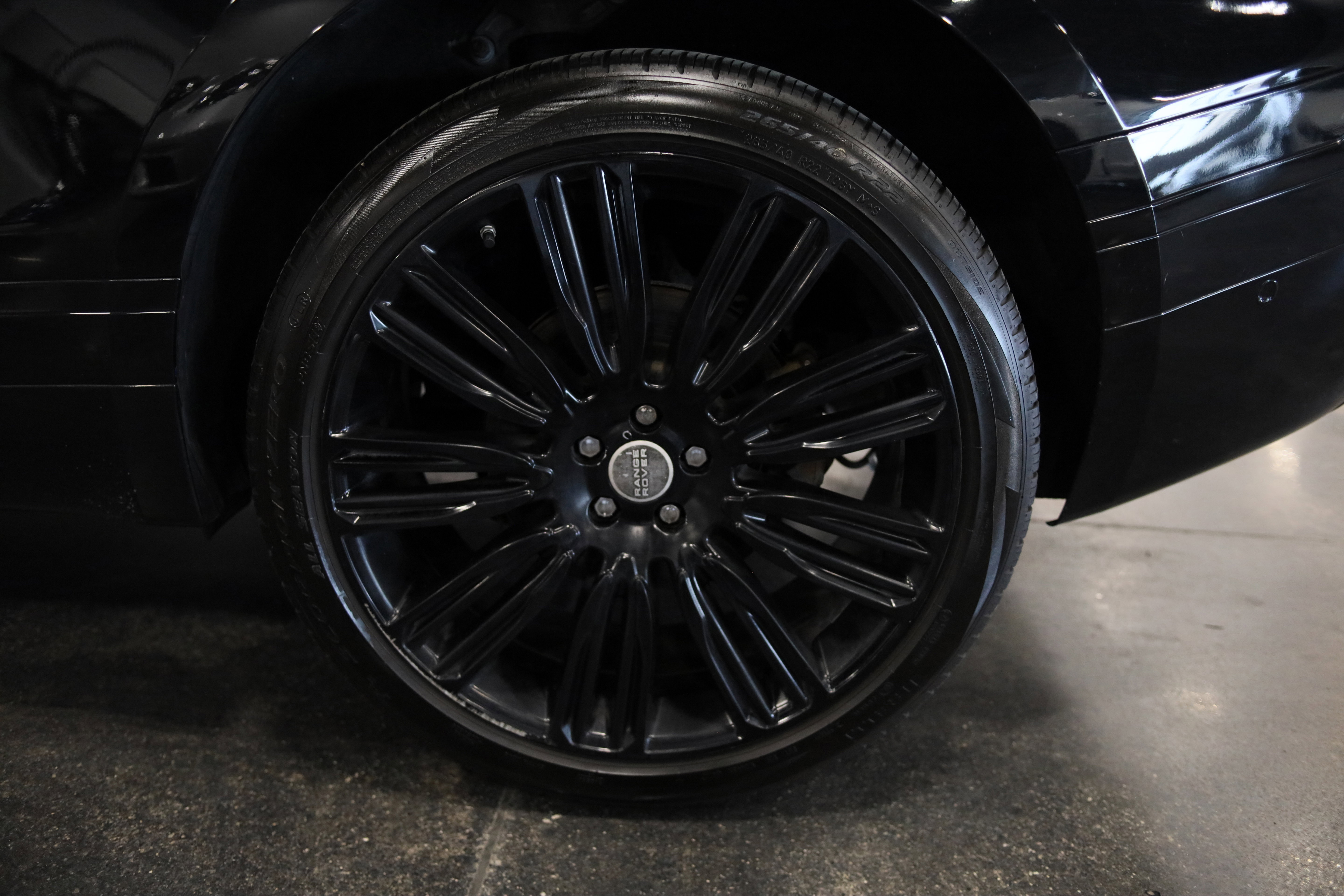 Used 2019 Land Rover Range Rover Velar R-Dynamic SE image 12