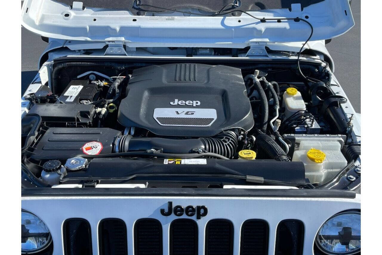 Used 2015 Jeep Wrangler Unlimited Sahara image 16