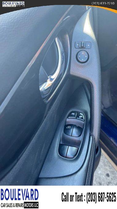 Used 2017 Nissan Rogue SV w/ SV Premium Package AWD/4WD image 13