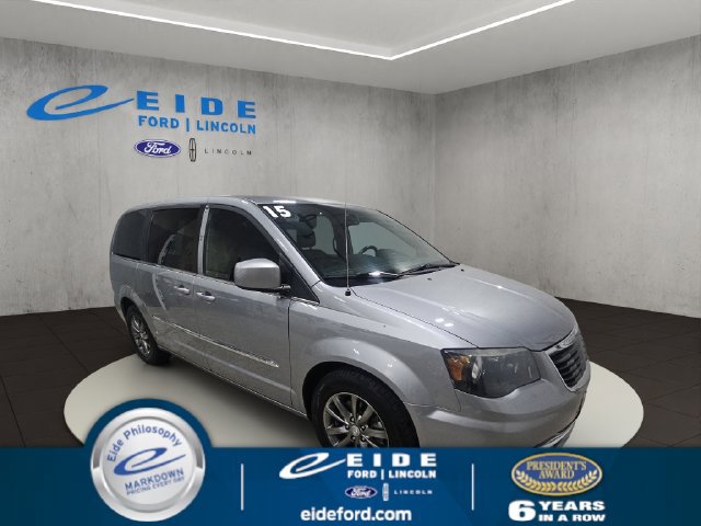 Used 2015 Chrysler Town & Country S FWD image 1