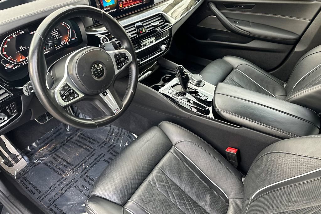 Used 2022 BMW M550i xDrive M550i xDrive w/ Dynamic Handling Package image 9