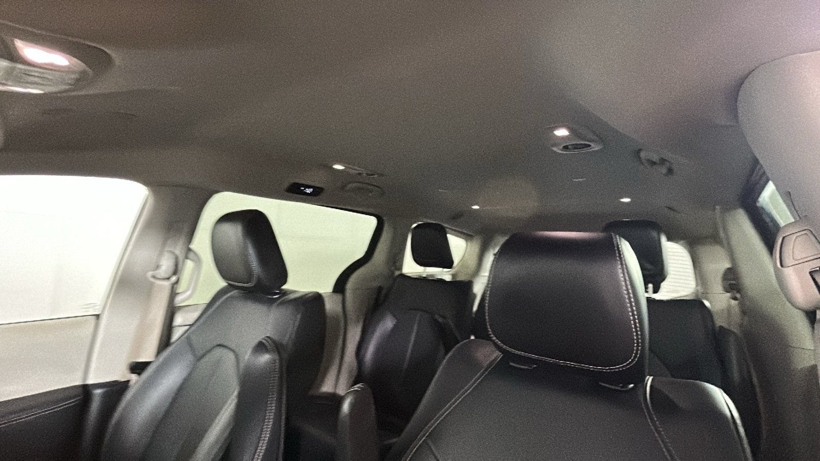 Used 2024 Chrysler Pacifica Limited FWD image 15