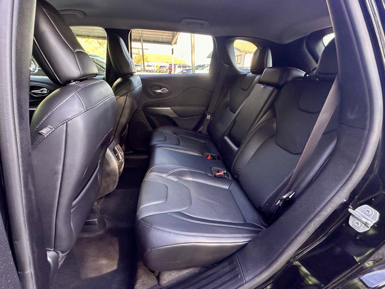 Used 2019 Jeep Cherokee Limited FWD image 11