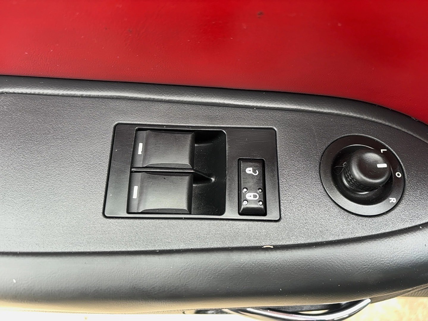 Used 2014 Dodge Challenger SXT image 11