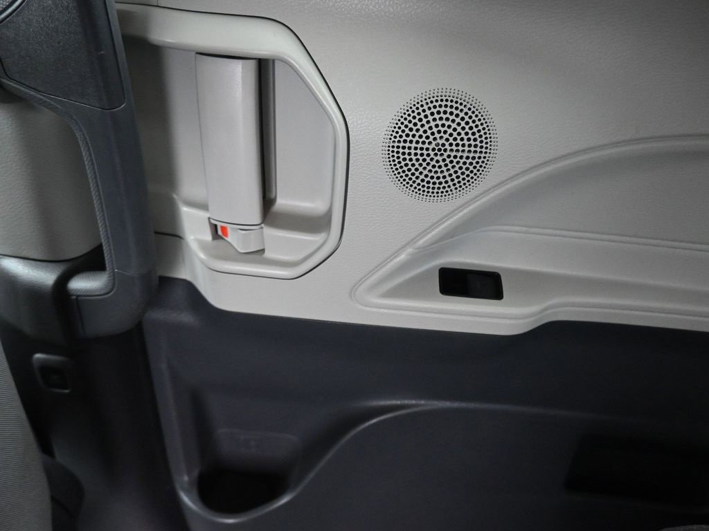 Used 2021 Toyota Sienna LE image 34
