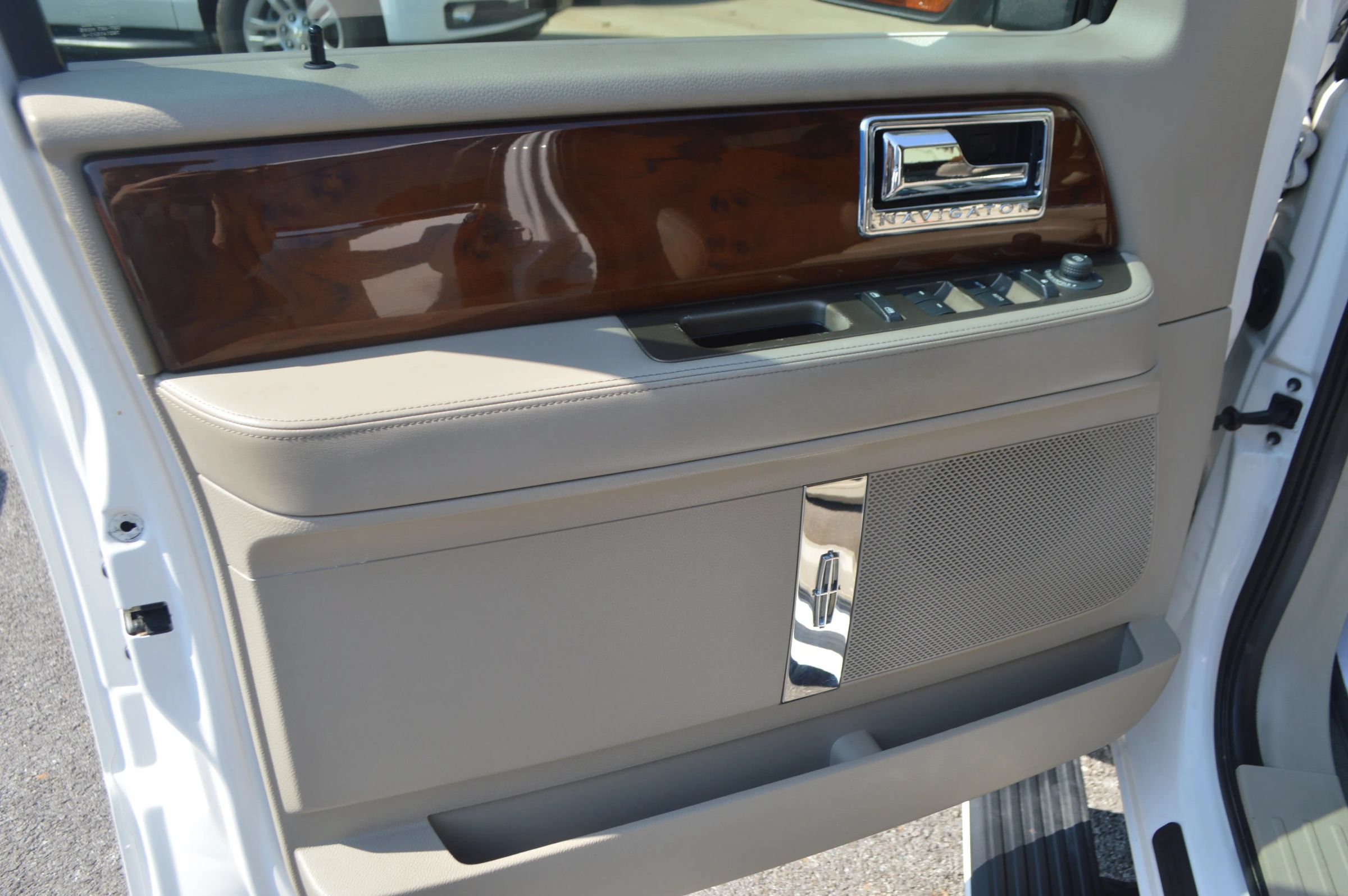 Used 2014 Lincoln Navigator L 4WD image 12