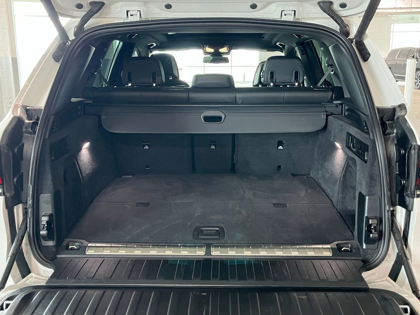 Used 2025 BMW X5 xDrive50e image 9