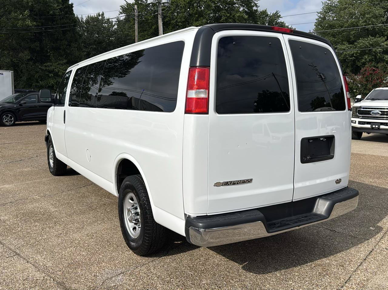 Used 2018 Chevrolet Express 3500 LT w/ LT Preferred Equipment Group RWD image 6