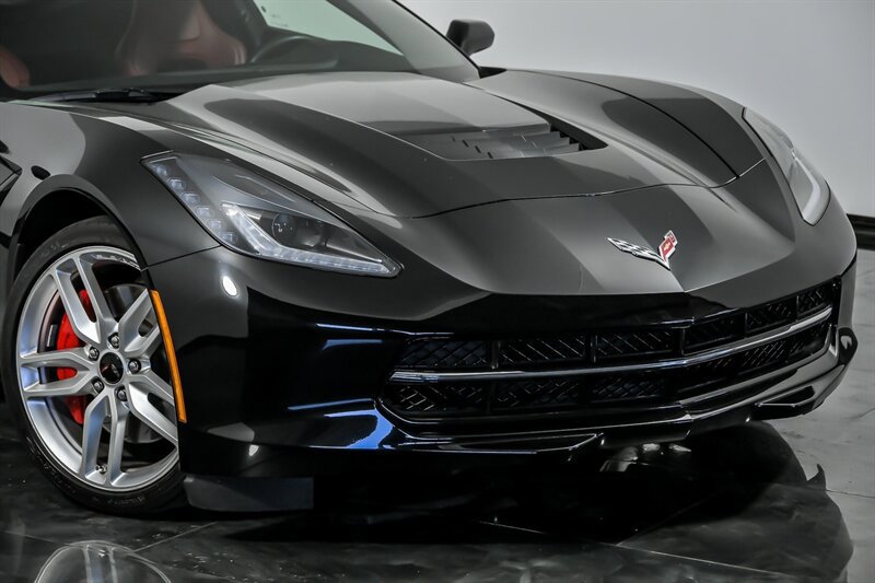 Used 2019 Chevrolet Corvette Stingray Coupe w/ Z51 1LT RWD image 2