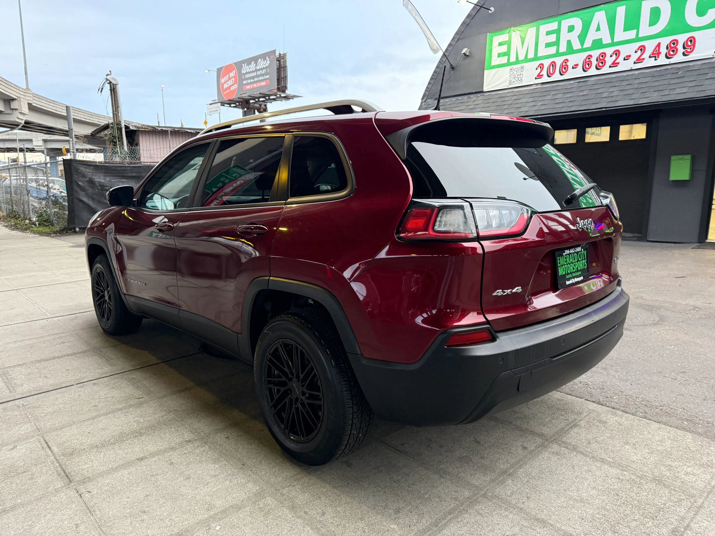 Used 2020 Jeep Cherokee Latitude w/ Cold Weather Group AWD/4WD image 5