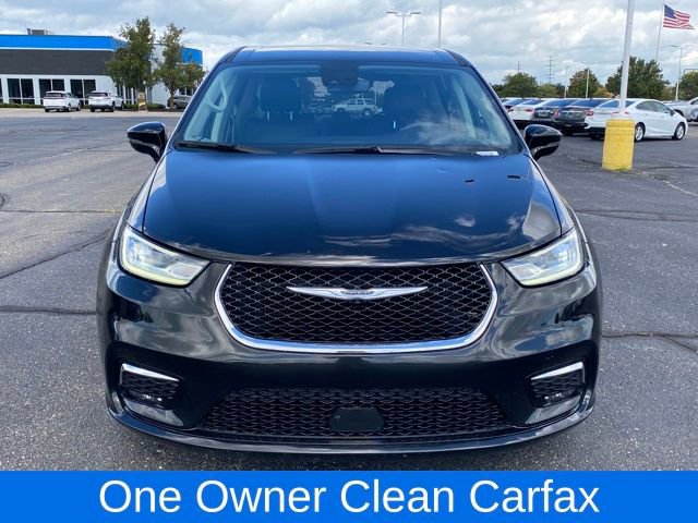 Used 2024 Chrysler Pacifica Touring-L image 2