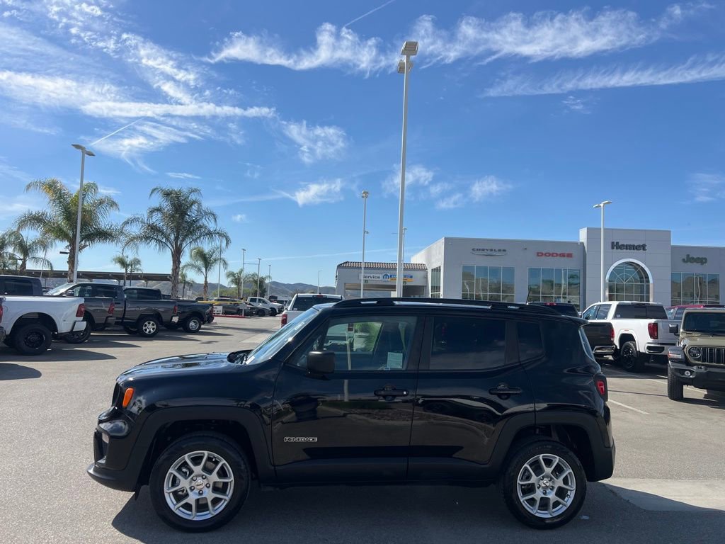 Used 2023 Jeep Renegade Latitude w/ Sun & Fun Group image 5