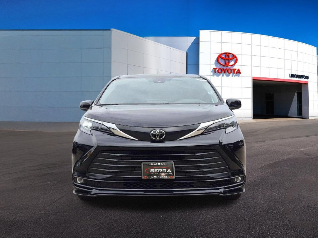 Used 2026 Toyota Sienna XLE FWD image 8