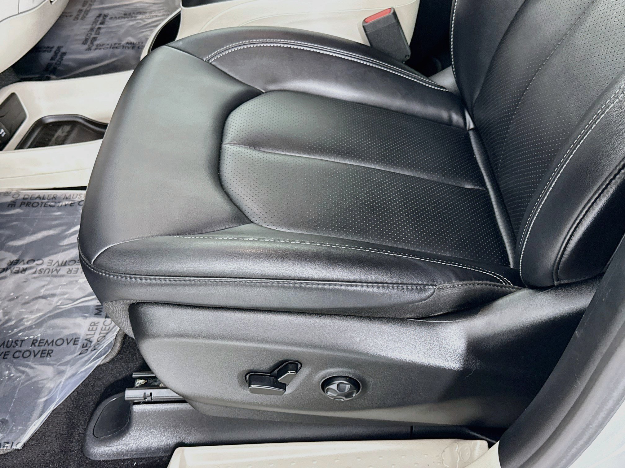 Used 2024 Chrysler Pacifica Touring-L FWD image 18