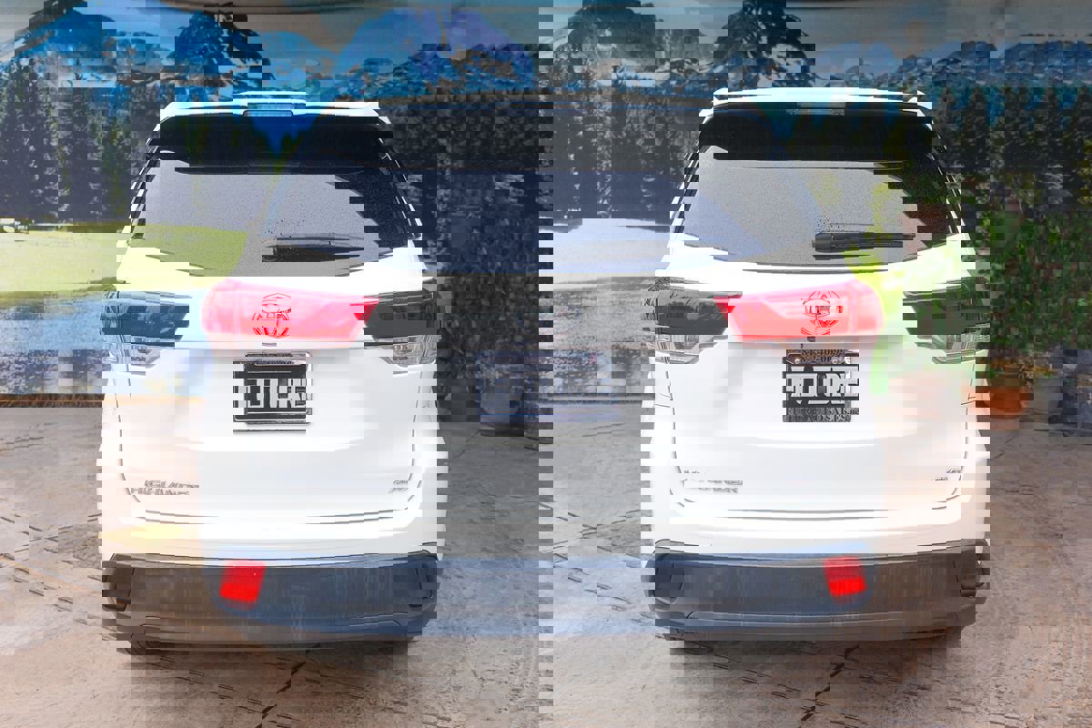 Used 2017 Toyota Highlander LE image 5