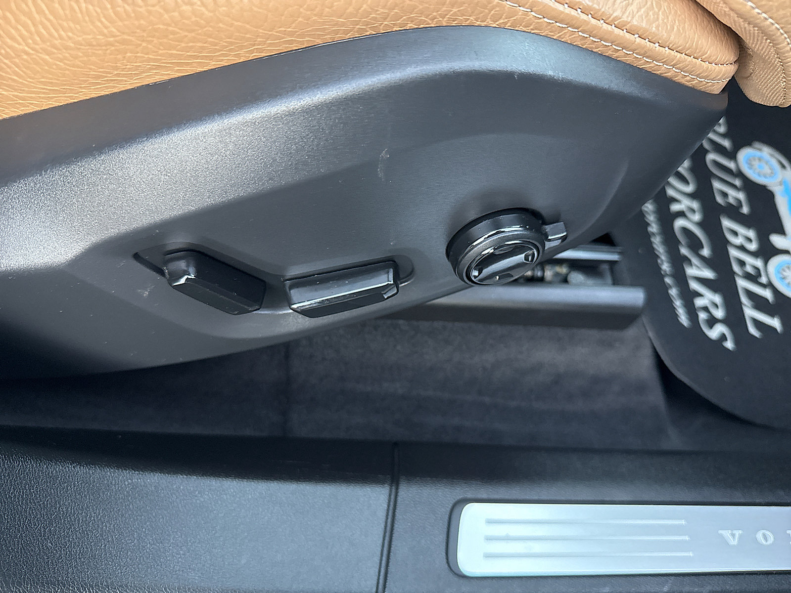 Used 2019 Volvo XC60 T5 Momentum w/ Multimedia Package AWD/4WD image 44