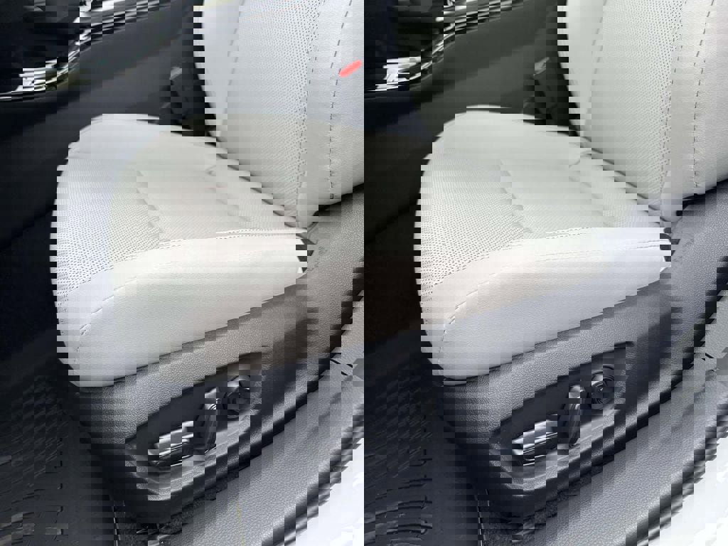 New 2026 Toyota Prius XLE image 17