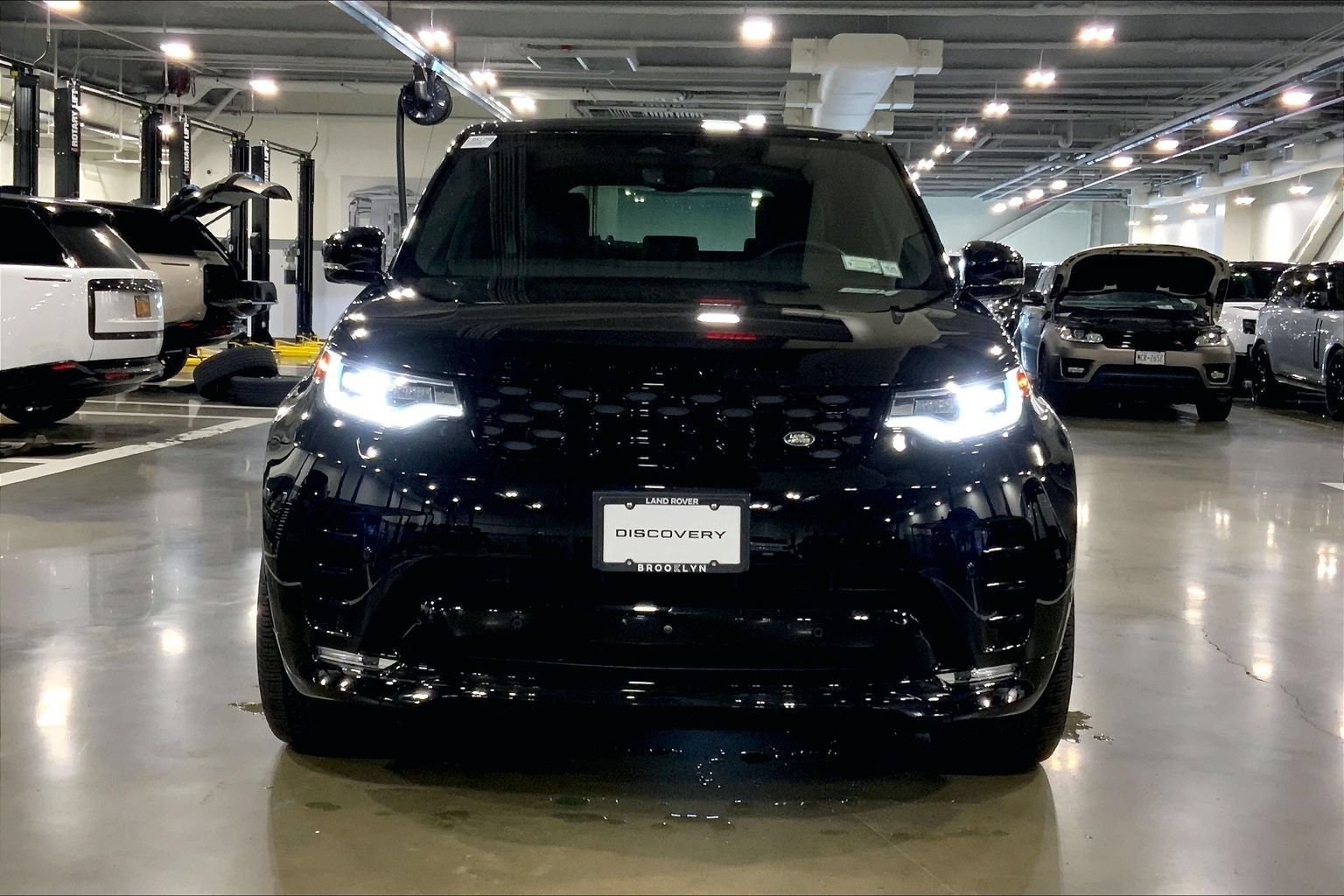 Certified 2025 Land Rover Discovery Dynamic SE AWD/4WD image 2