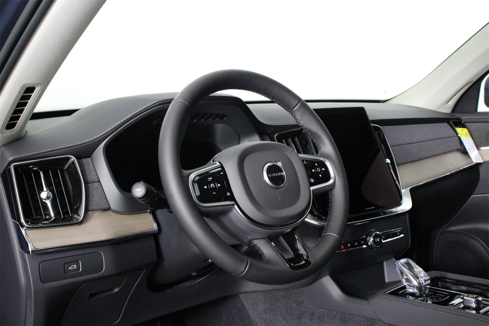 New 2025 Volvo XC90 B6 Core image 8