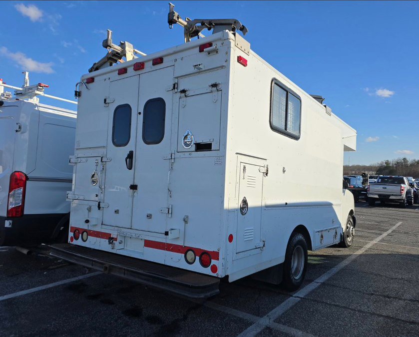 Used 2009 Chevrolet Express 3500 image 2