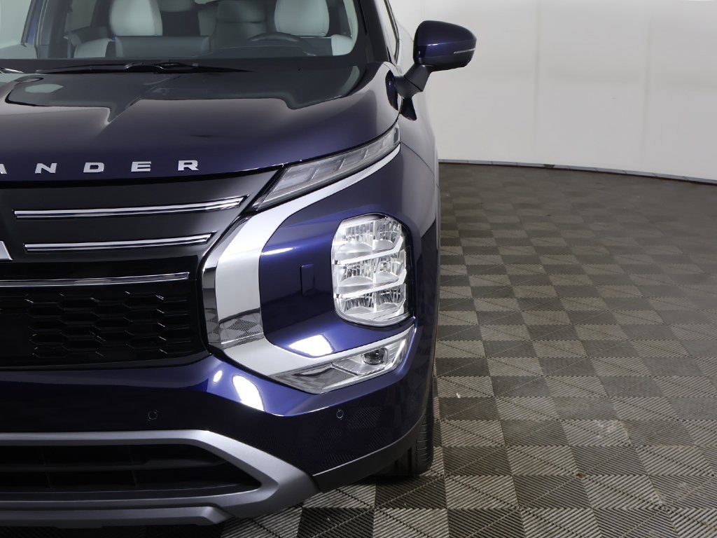 New 2025 Mitsubishi Outlander SE image 16