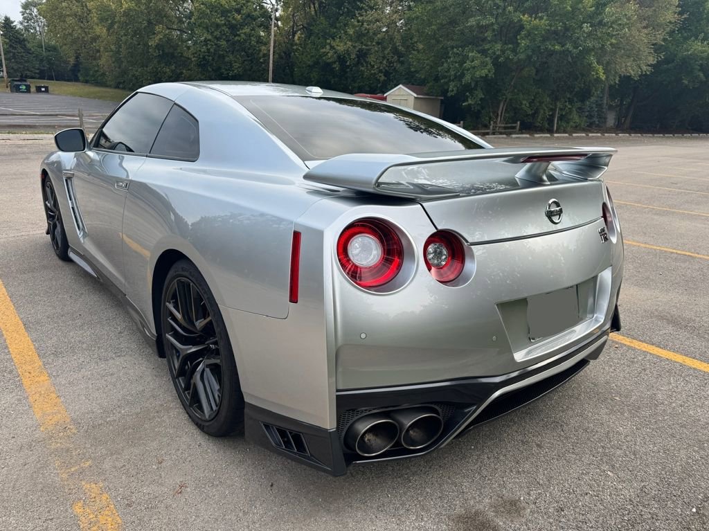 Used 2017 Nissan GT-R Premium w/ Premium Interior Package image 10