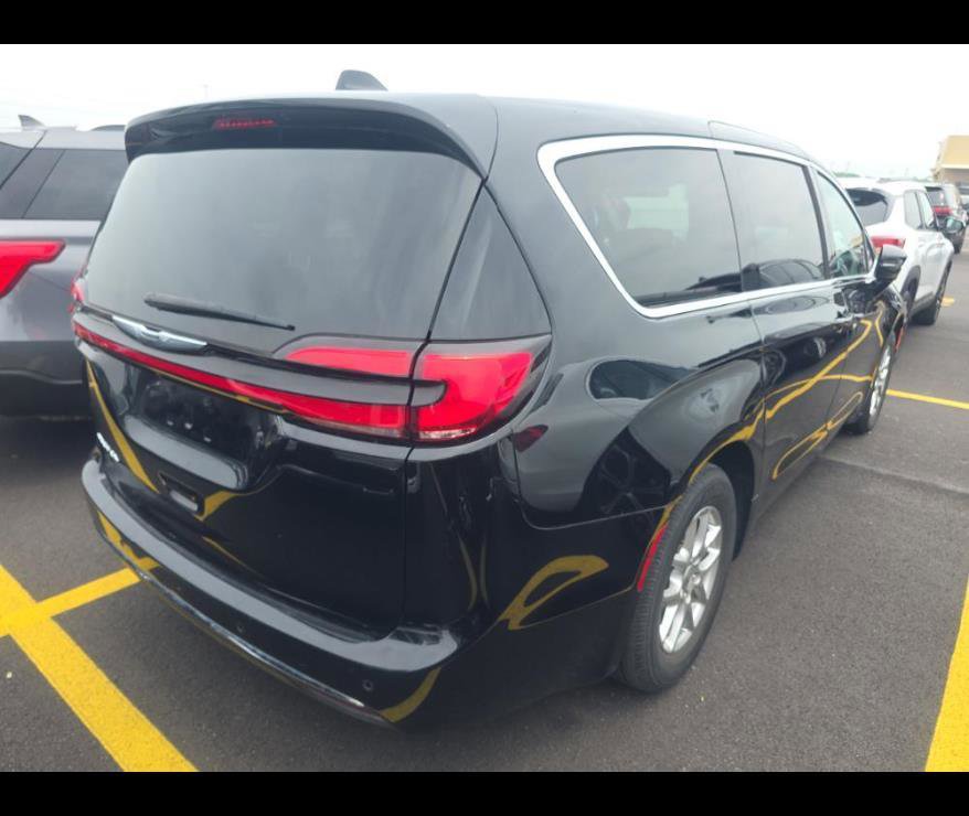 Used 2024 Chrysler Pacifica Touring-L FWD image 9