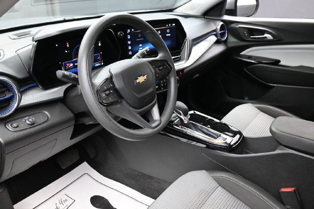 Used 2025 Chevrolet Trax LT FWD image 14