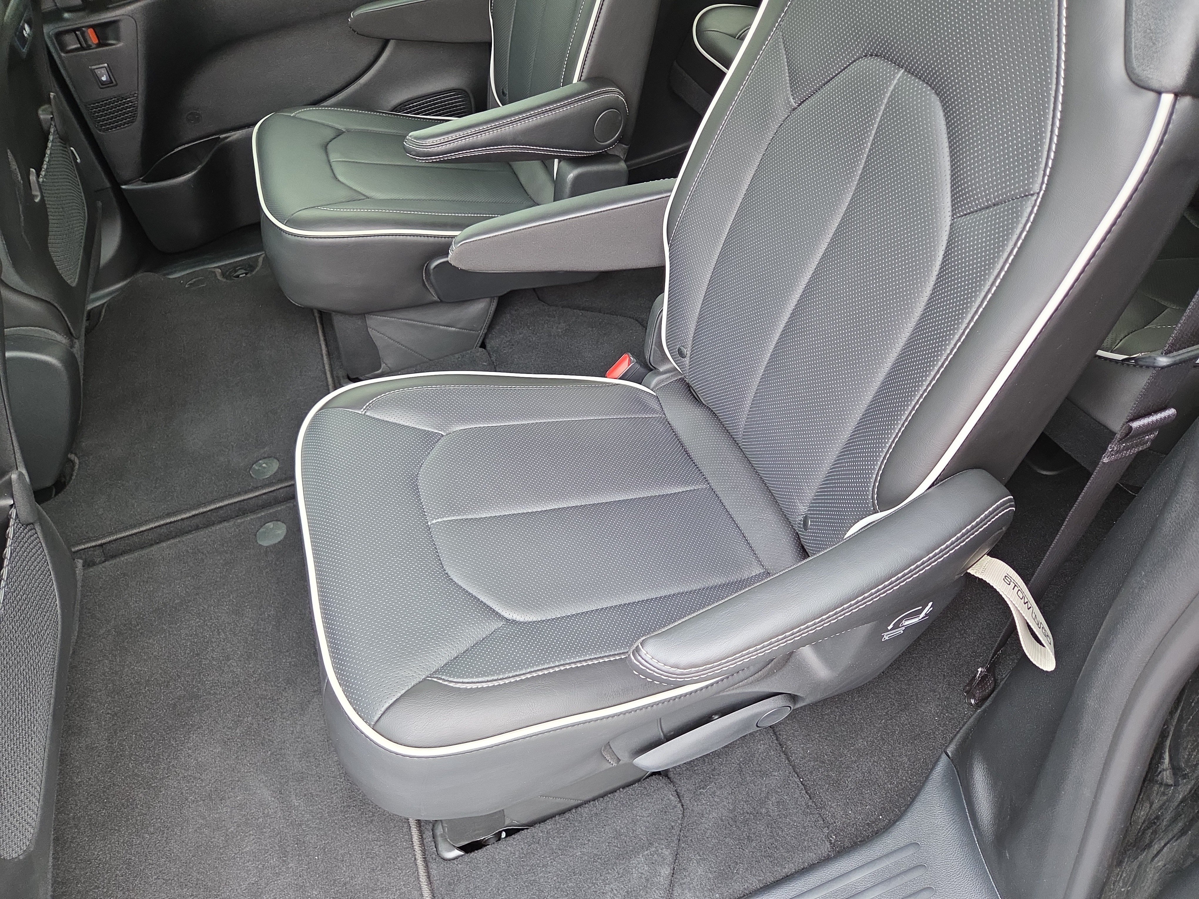 Certified 2026 Chrysler Pacifica Limited FWD image 23