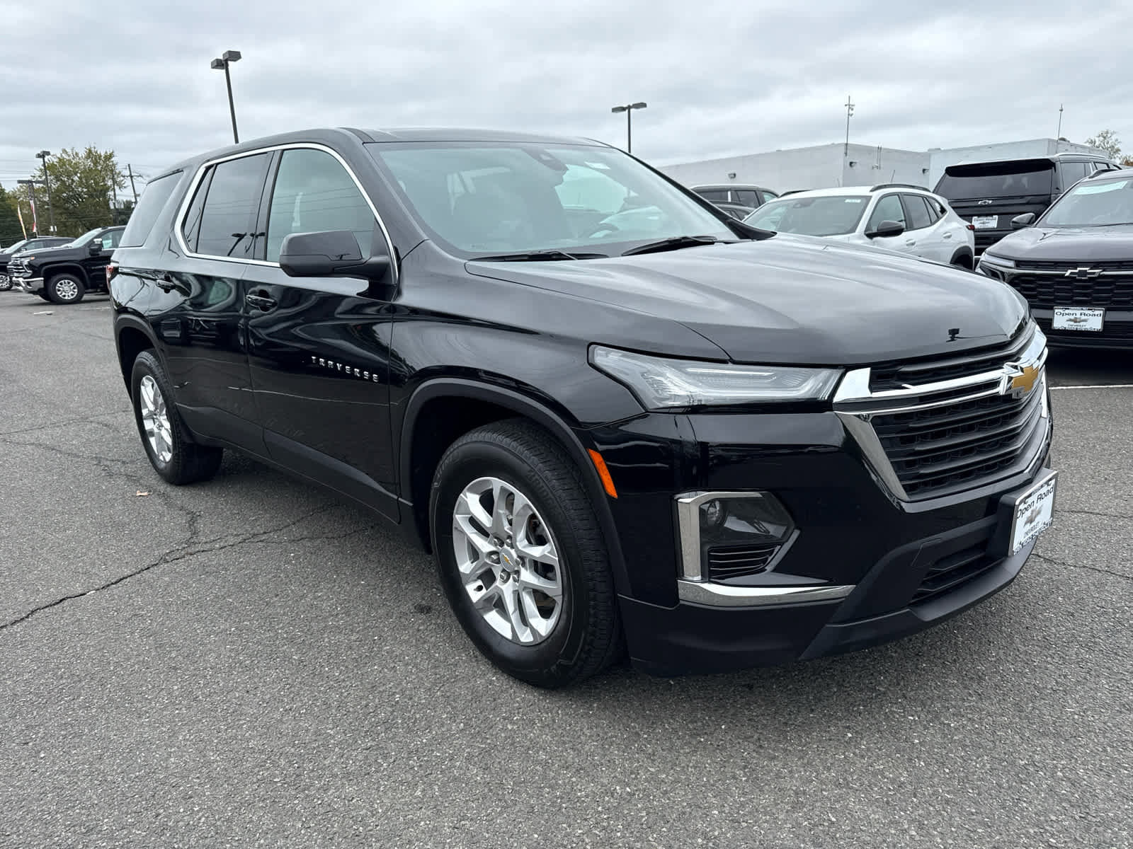 Used 2023 Chevrolet Traverse LS image 2