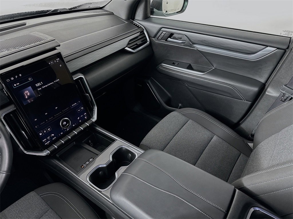 Used 2025 GMC Acadia Elevation image 24