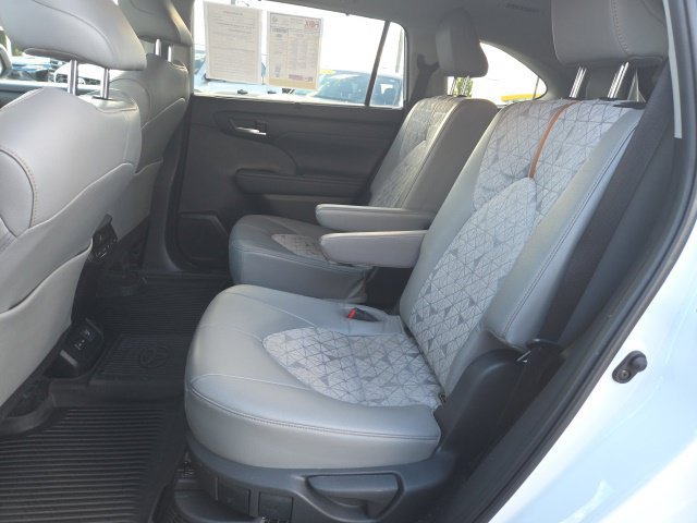 Used 2023 Toyota Highlander Bronze Edition AWD/4WD image 11