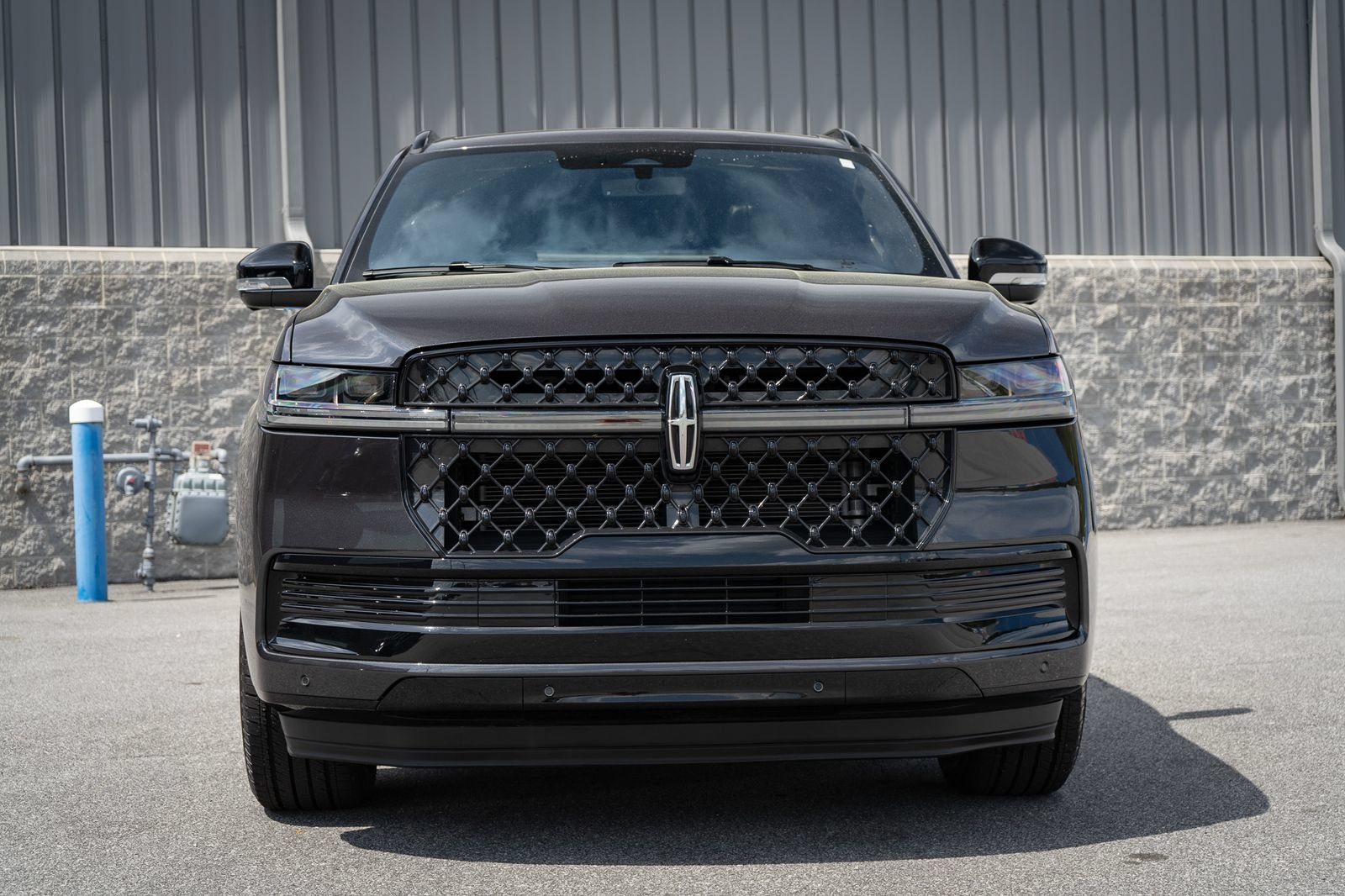 Used 2025 Lincoln Navigator L Reserve w/ Jet Appearance Package AWD/4WD image 8