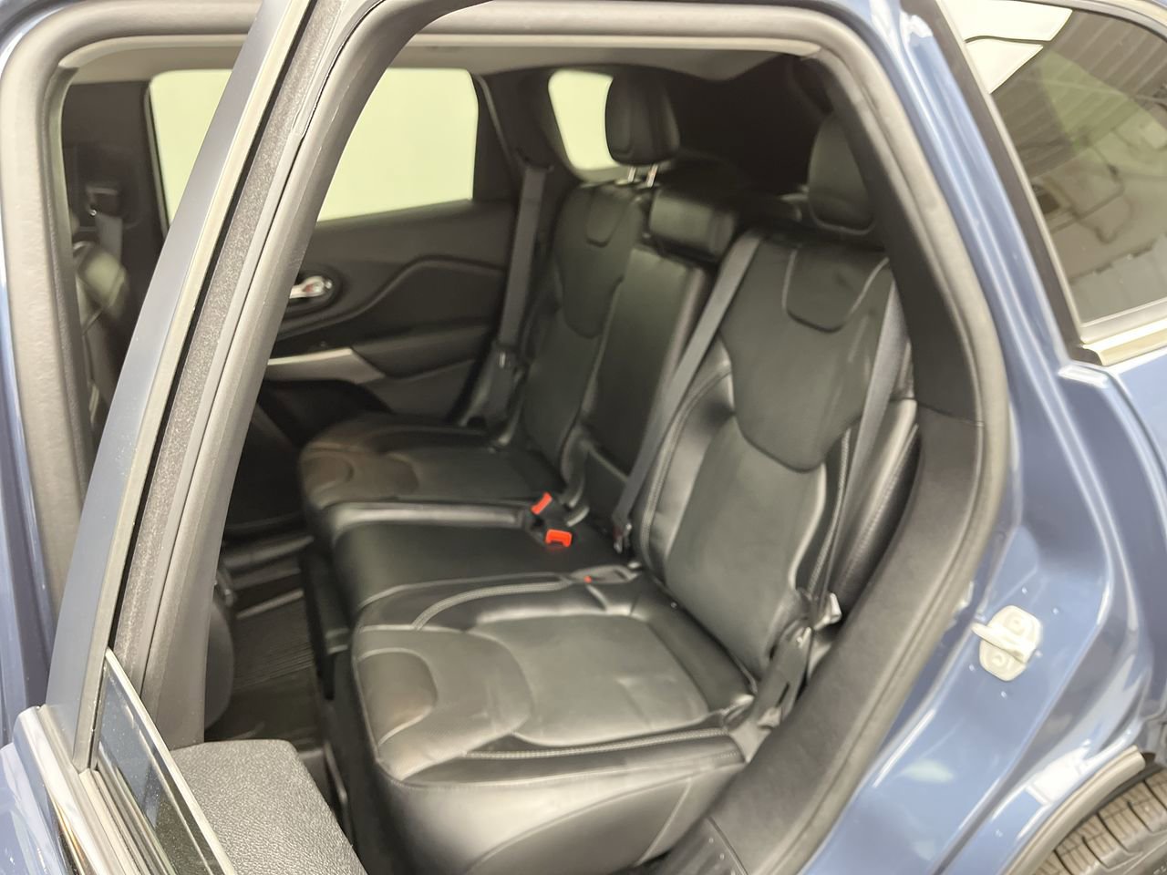 Used 2021 Jeep Cherokee Limited w/ Elite Package AWD/4WD image 13