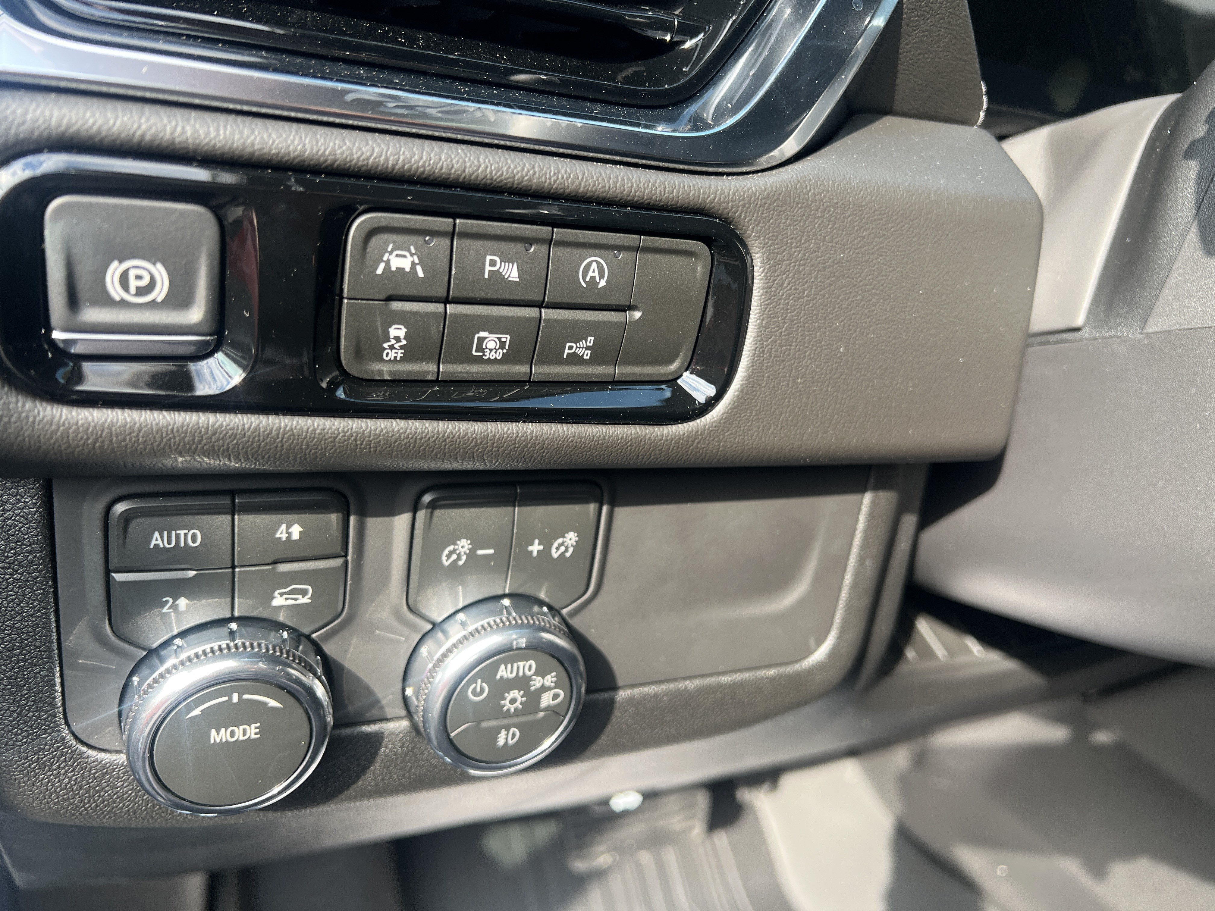 New 2026 GMC Yukon Denali w/ LPO, Get Active Package AWD/4WD image 10