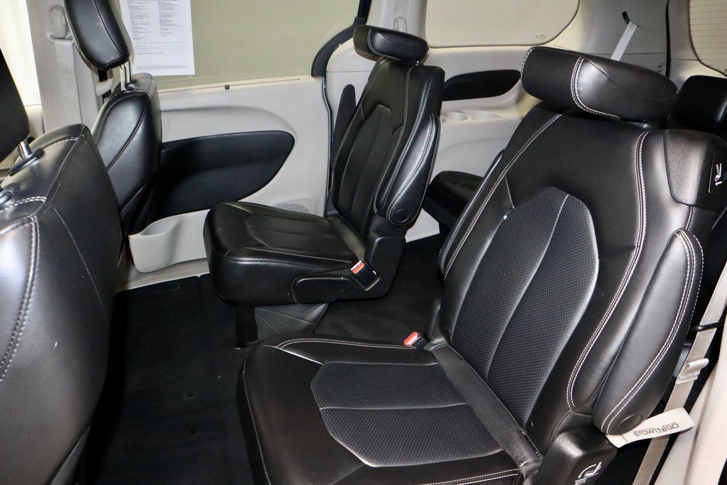 Used 2023 Chrysler Pacifica Touring-L image 21