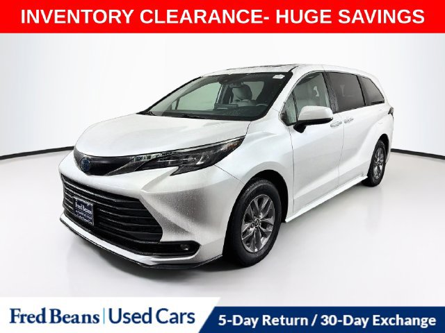 Used 2025 Toyota Sienna XLE FWD image 3
