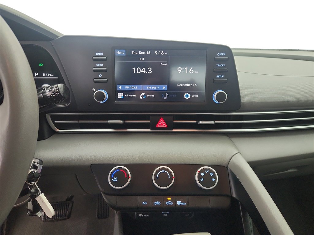 Used 2021 Hyundai Elantra SE image 17