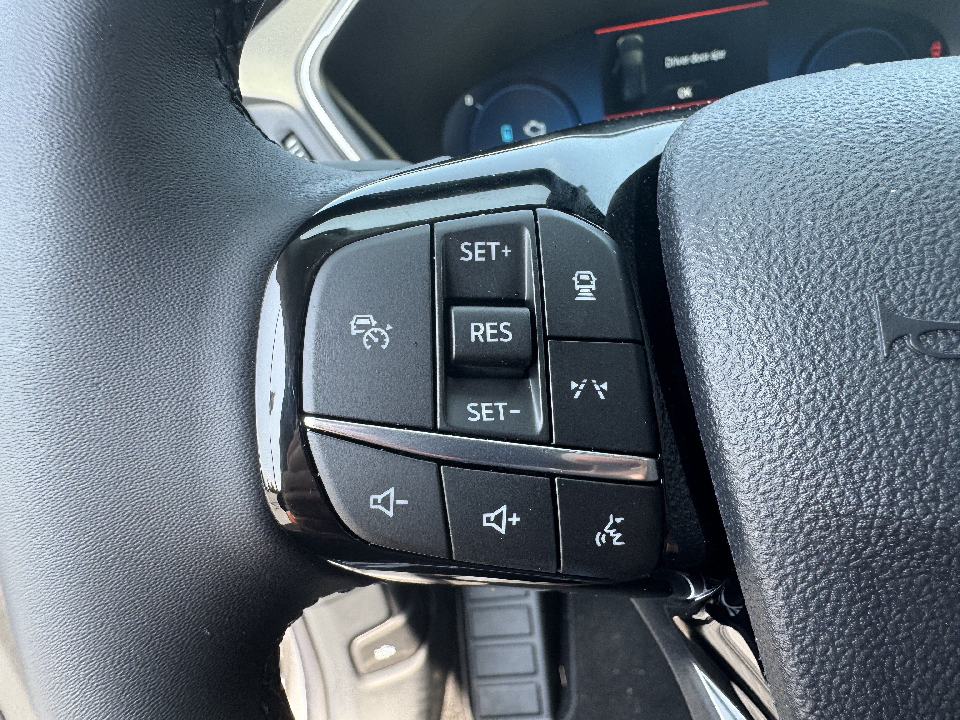 Used 2025 Ford Escape SE w/ PHEV Premium Package FWD image 39
