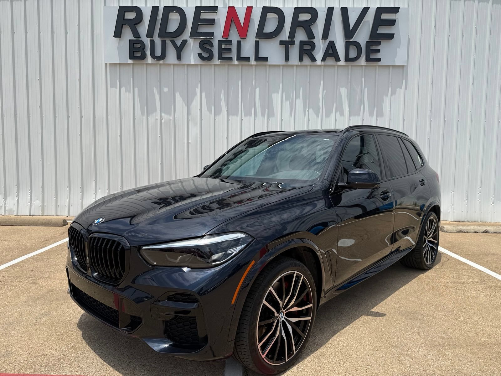 Used 2023 BMW X5 M50i w/ Parking Assistance Package AWD/4WD image 1