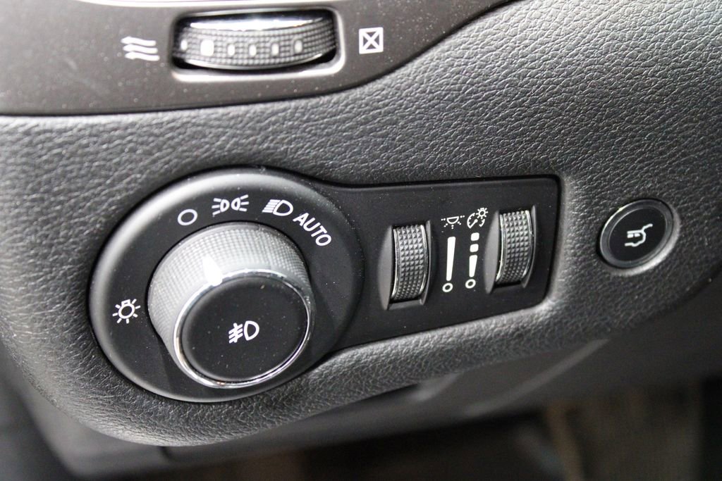 Used 2019 Jeep Cherokee Limited image 18