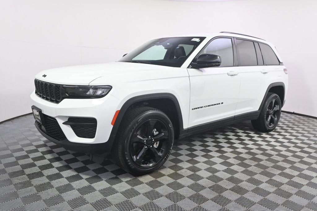 Used 2023 Jeep Grand Cherokee Altitude AWD/4WD image 2