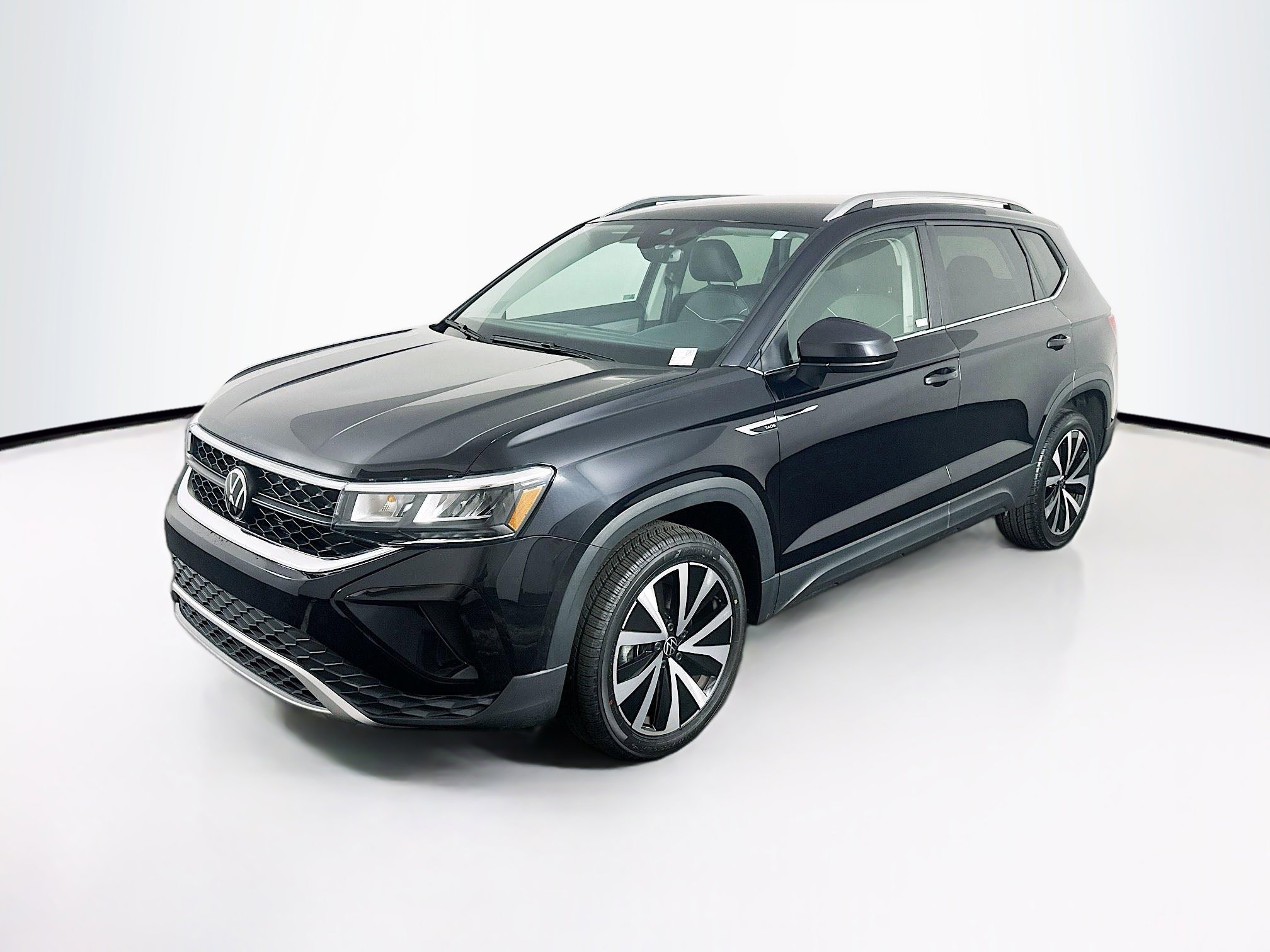 Used 2024 Volkswagen Taos SE image 3