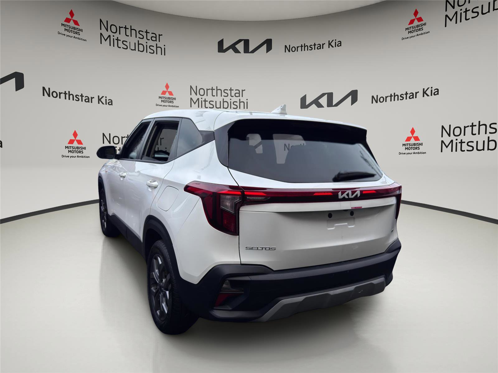 Used 2024 Kia Seltos LX image 2