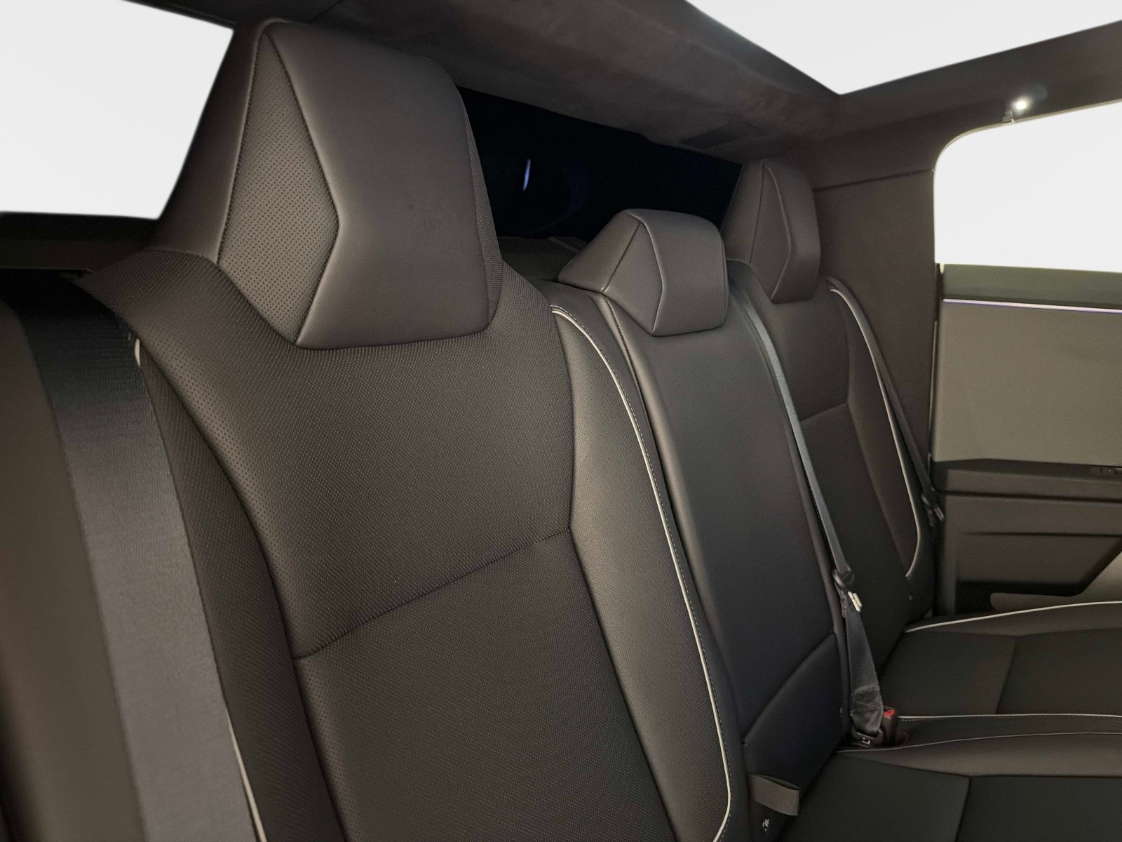 Used 2024 Tesla Cybertruck AWD Crew Cab image 30