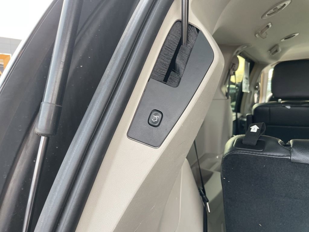 Used 2014 Chrysler Town & Country Touring image 31
