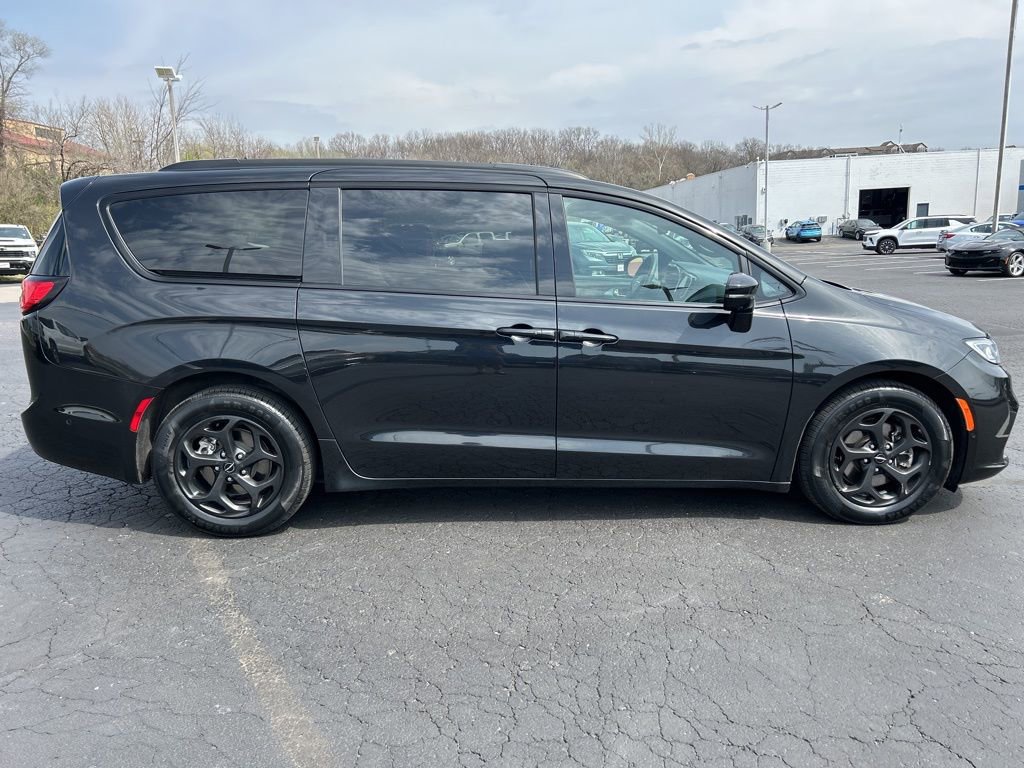 Used 2024 Chrysler Pacifica Premium FWD image 4