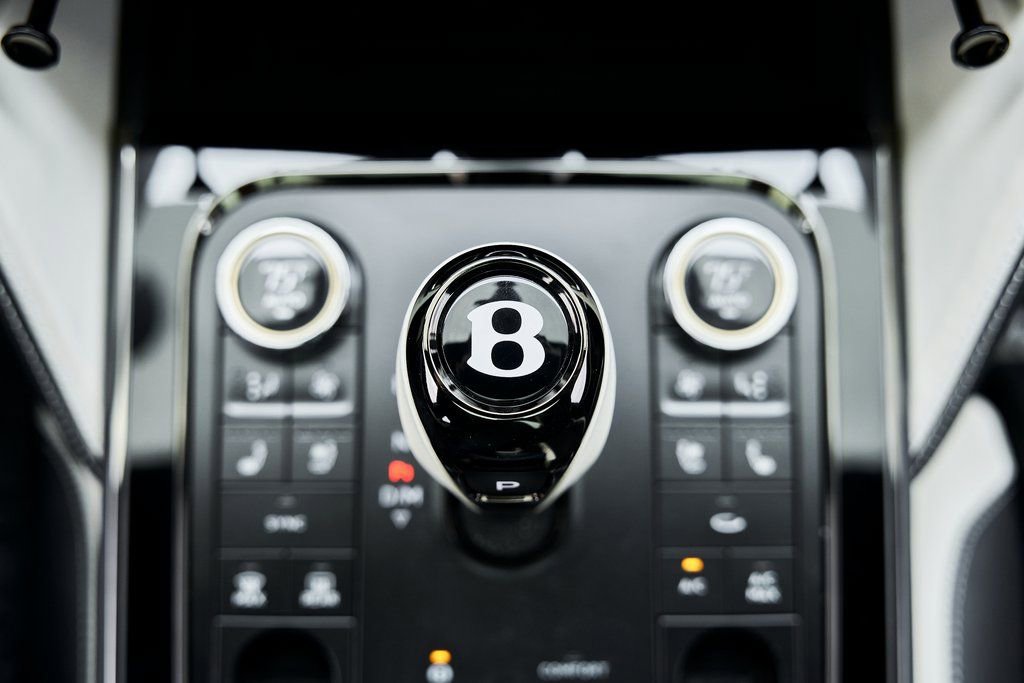 Used 2025 Bentley Flying Spur Plug-In Hybrid image 75
