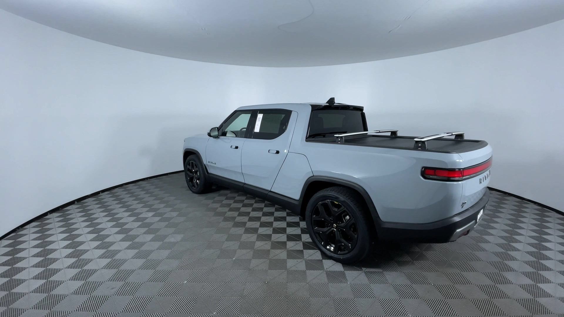 Used 2025 Rivian R1T Adventure Dual AWD/4WD image 7